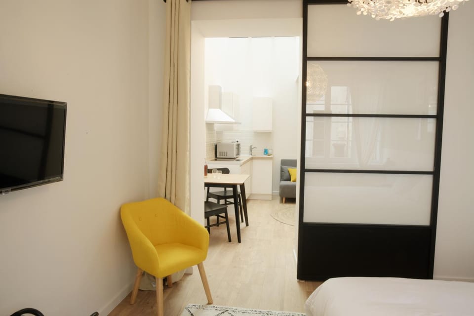 Communal lounge/ TV room, TV and multimedia, Living room, Seating area, Dining area