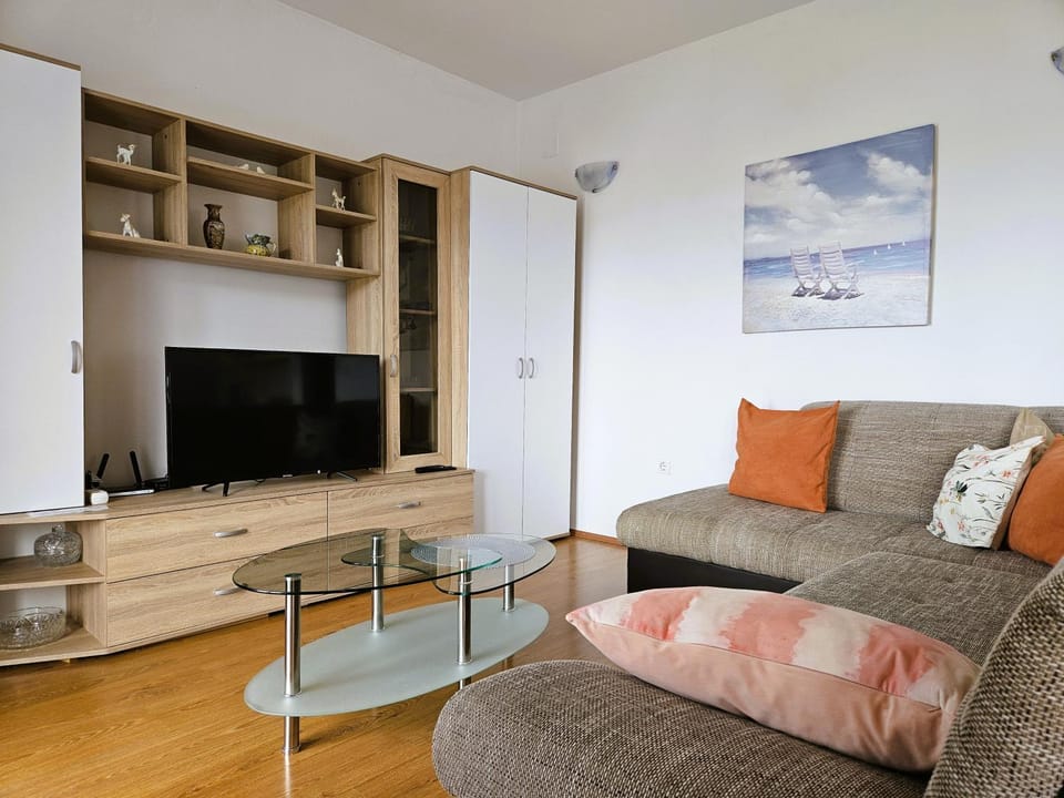 Communal lounge/ TV room, TV and multimedia, Living room, Seating area, internet