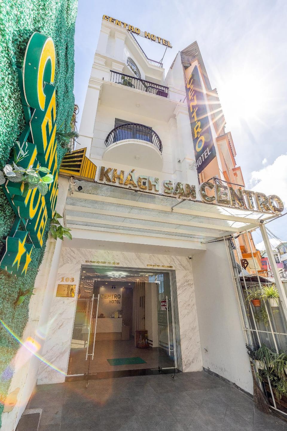 Facade/entrance