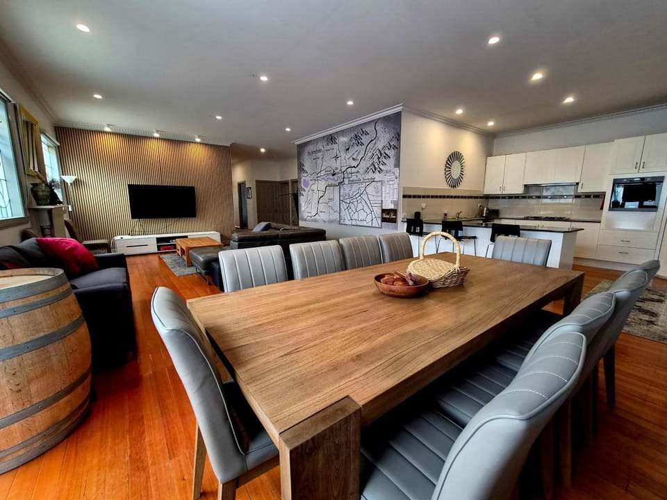 Seating area, Dining area, kitchen