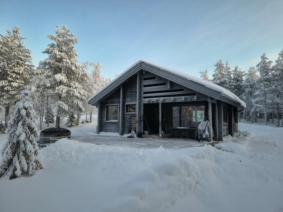 Hietavilla Pläk- Hot tube - Sauna - Fireplace - 11kW EV-refuel - Landscape view - Silence - Free WiFi Villa in Lapland
