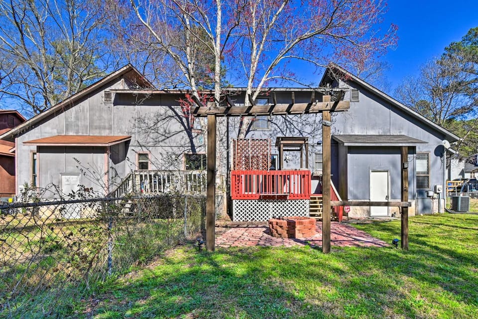 Updated Fayetville Townhome-Away-From-Home w/ Yard House in Fayetteville