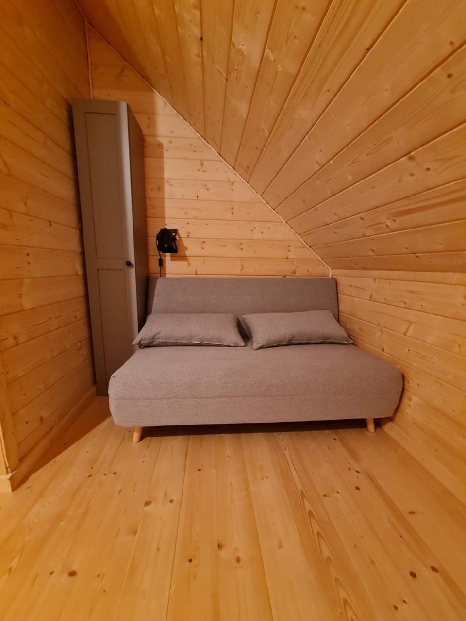 Seating area, Bedroom, locker