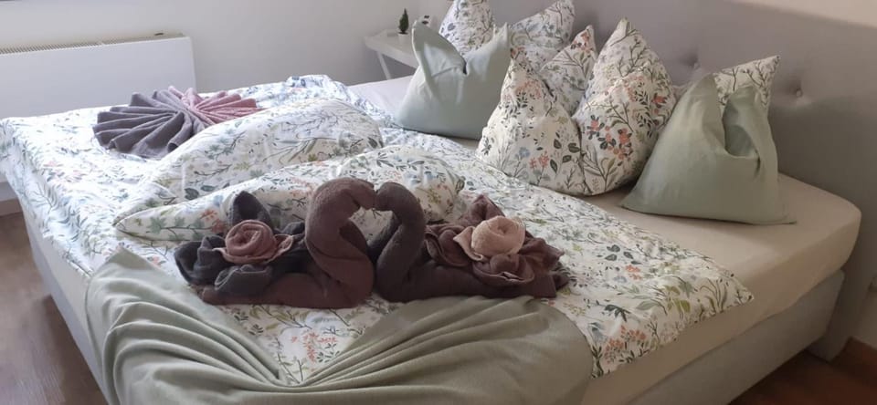 Bed, Photo of the whole room, Bedroom, towels