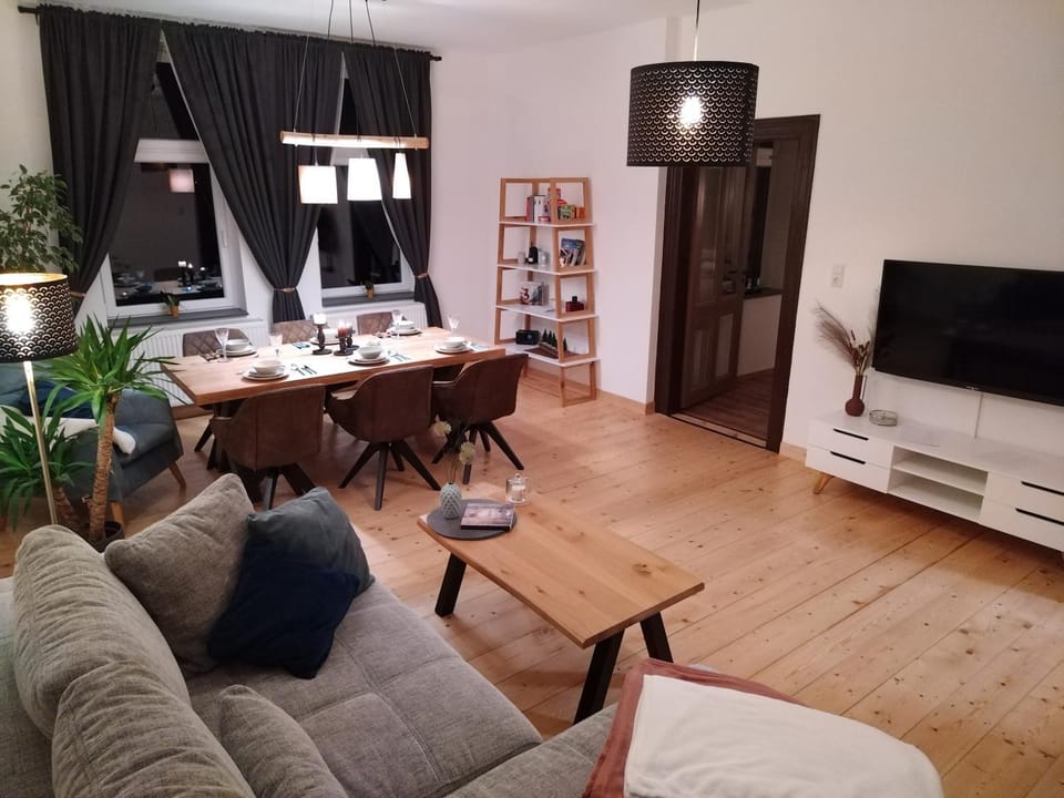 Staff, TV and multimedia, Living room, Photo of the whole room, Seating area, Dining area, Evening entertainment