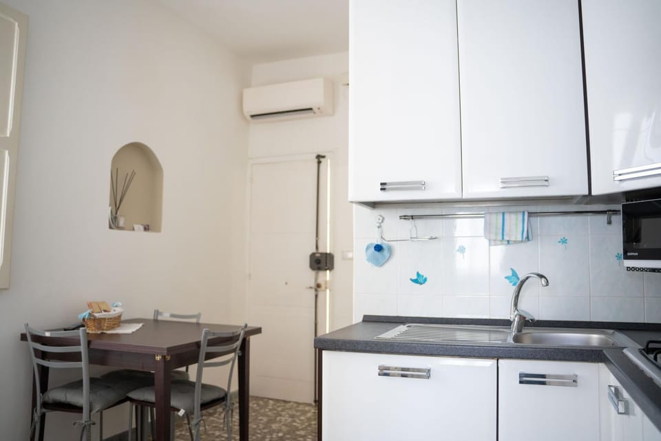 Kitchen or kitchenette, Dining area, minibar, oven, pet friendly, stove, air conditioner