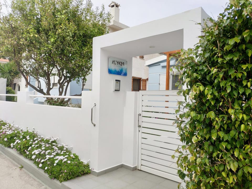 Property building, Facade/entrance, Property logo or sign, Garden, View (from property/room), Garden view, Street view, Quiet street view