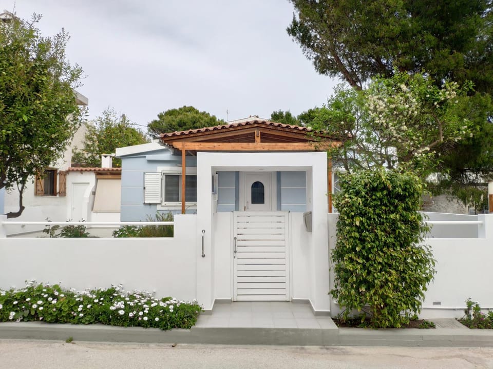 Property building, Facade/entrance, Garden, View (from property/room), Garden view, Street view, Quiet street view