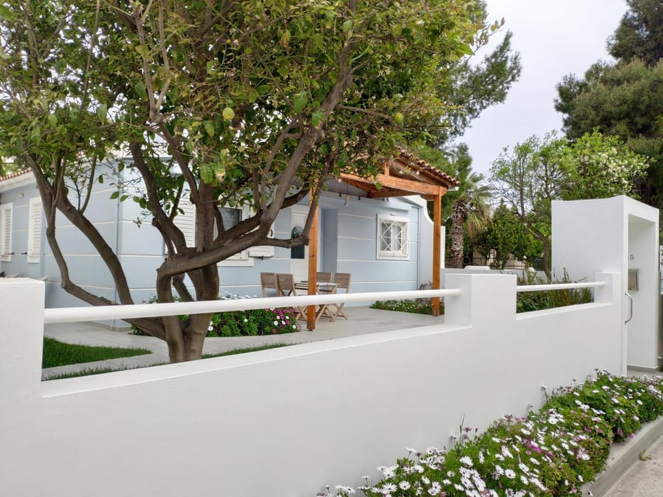 Property building, Facade/entrance, Garden, View (from property/room), Balcony/Terrace, Garden view, Street view, Quiet street view