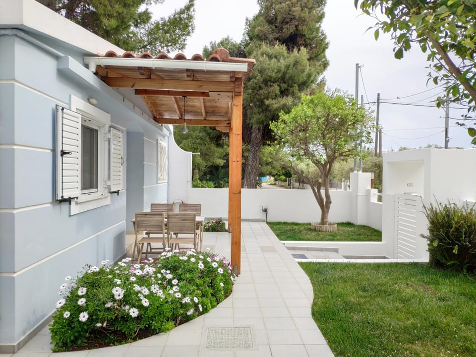 Property building, Patio, Facade/entrance, Garden, Balcony/Terrace, Seating area, Garden view