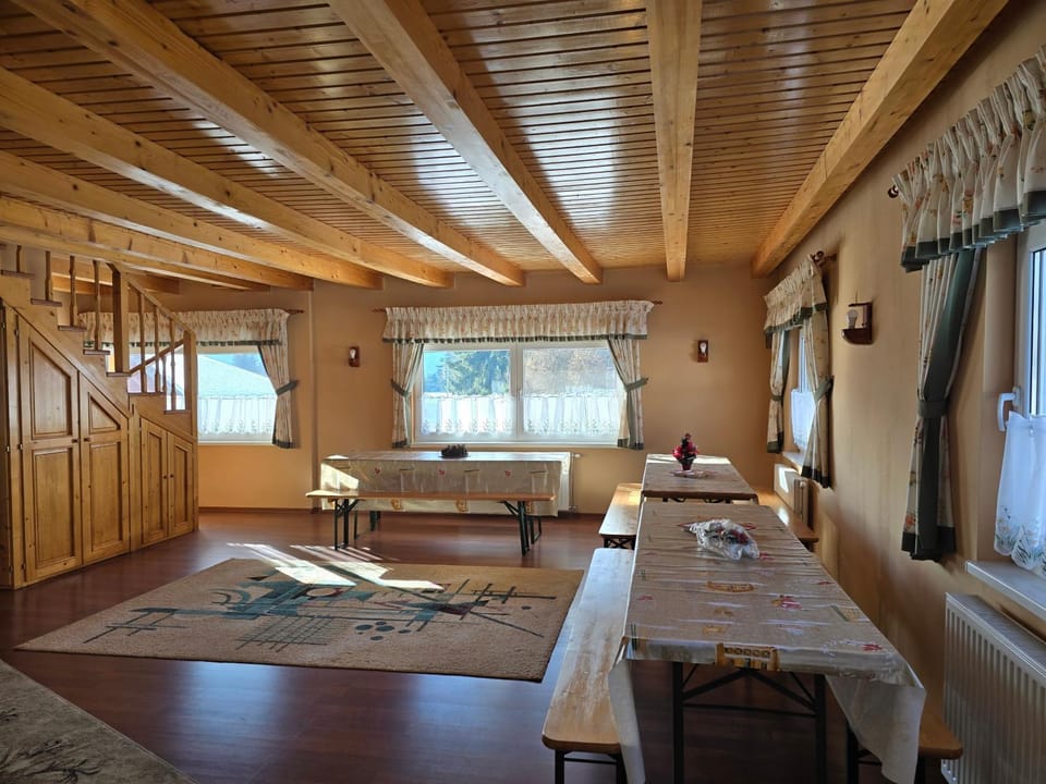 Antal Villa - 5mins to ski slope & 1min to skating Villa in Romania