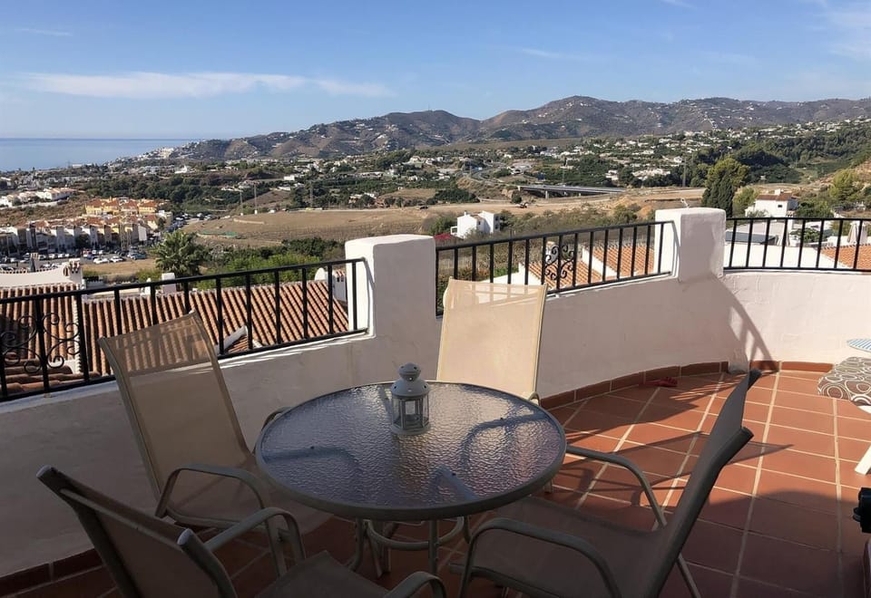 Property building, Balcony/Terrace, Living room