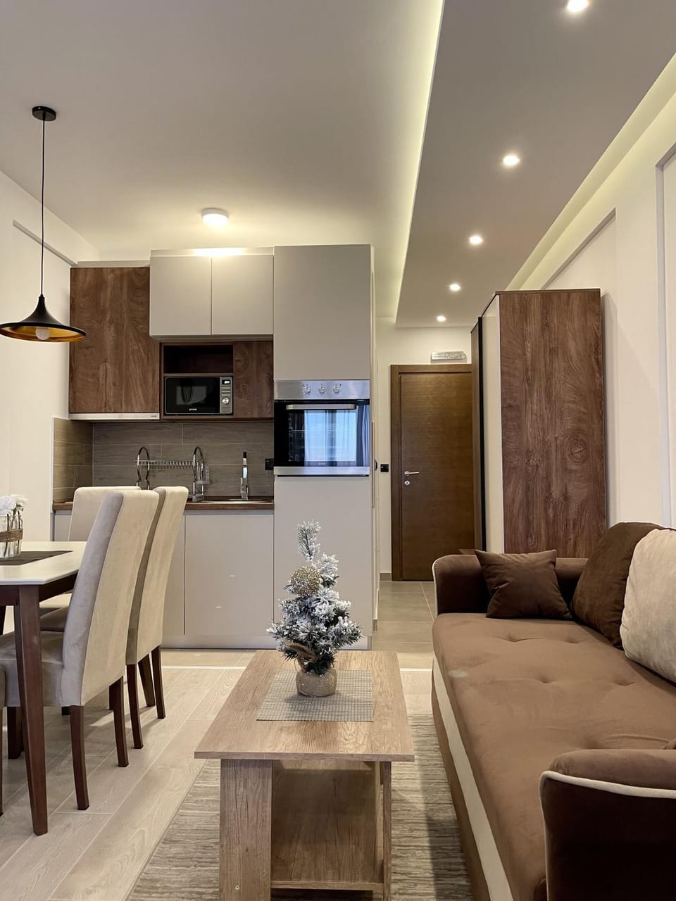 Kitchen or kitchenette, Dining area