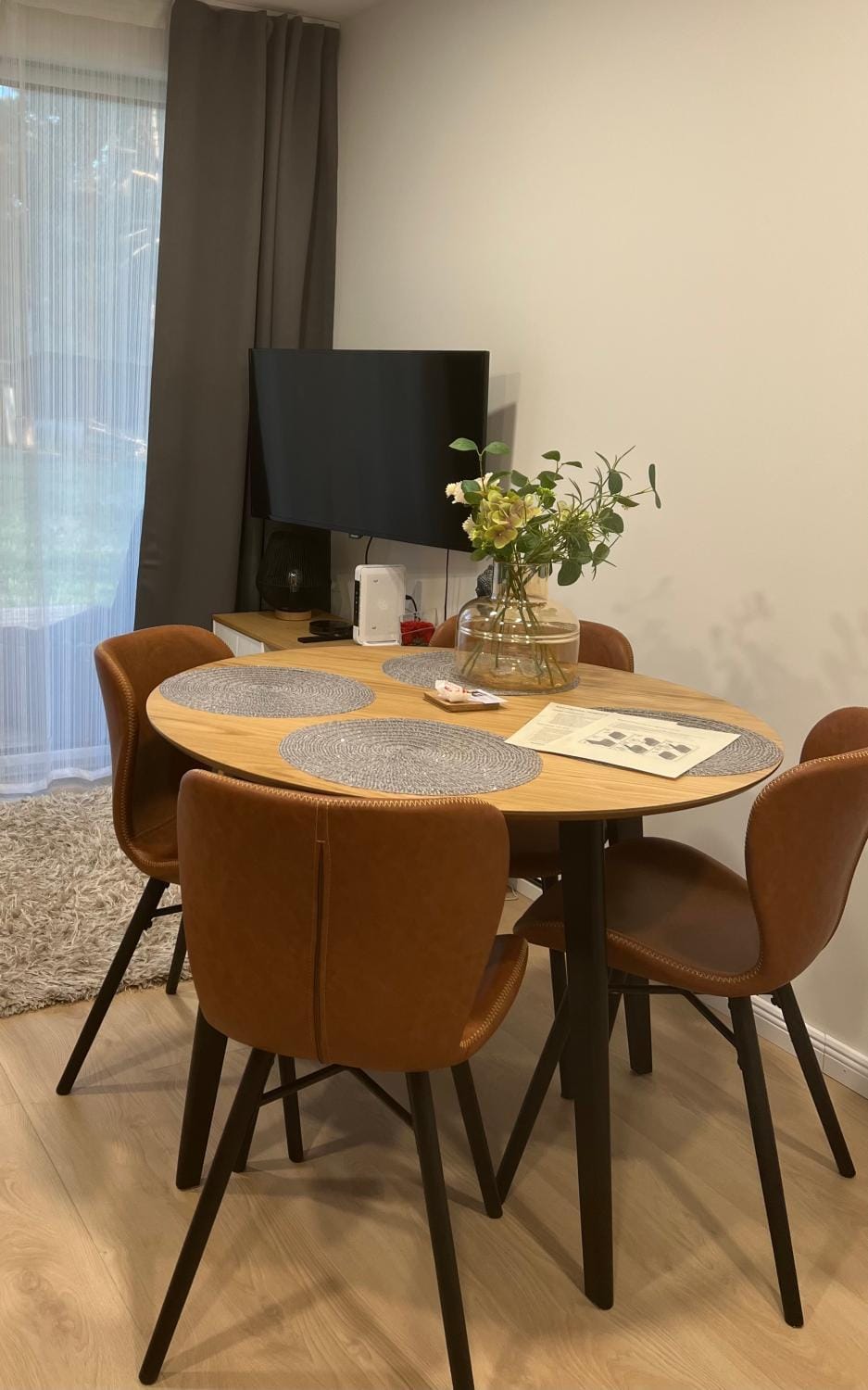 TV and multimedia, Seating area, Dining area