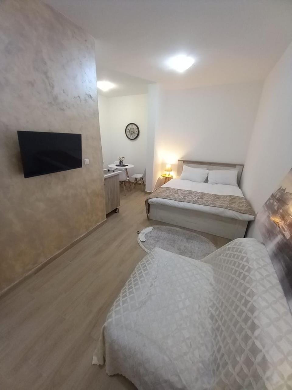 Bed, TV and multimedia, Bedroom