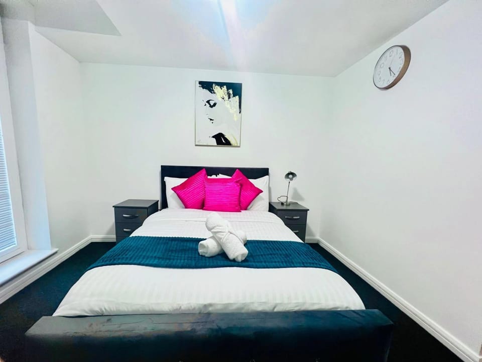 Bed, Photo of the whole room, Bedroom, towels