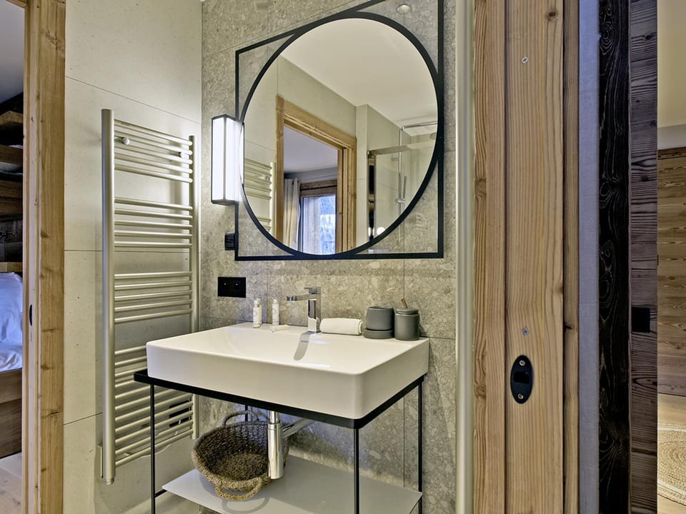 Charmant Appartement à Méribel - 3 Chambres, 6 Pers, Balcon & TV, Services Inclus - FR-1-613-33 Apartment in Les Allues