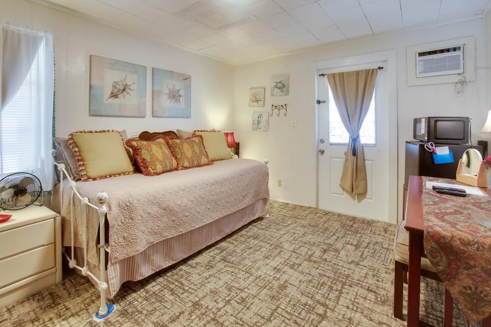 6 Mi to Palm Beach: Studio w/ Pool Access! Apartment in Lake Worth