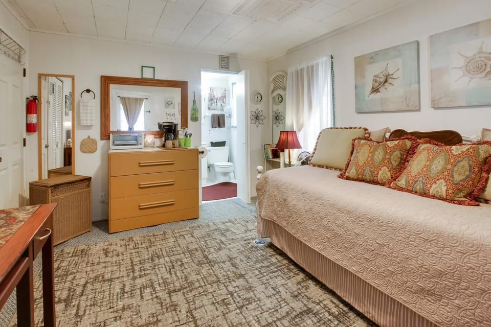 6 Mi to Palm Beach: Studio w/ Pool Access! Apartment in Lake Worth
