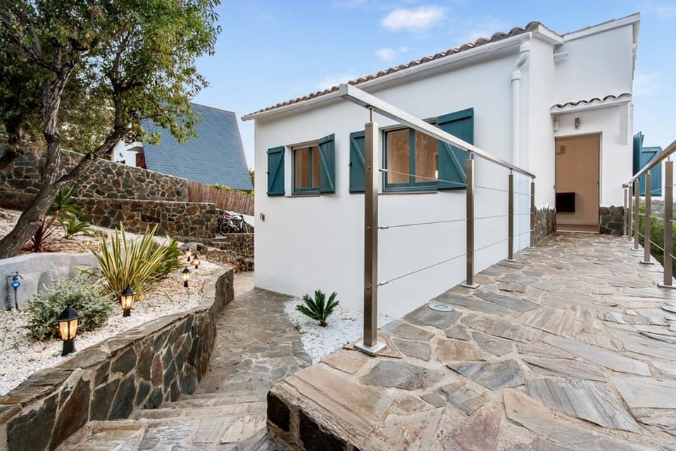Paradise Silvia, Detached villa with private pool near Sitges Villa in Garraf