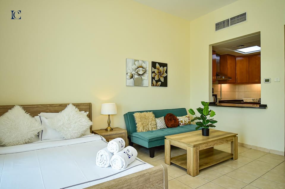 Bed, TV and multimedia, Photo of the whole room, Seating area, Bedroom, air conditioner