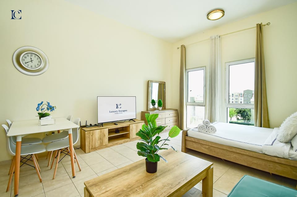 Communal lounge/ TV room, Bed, TV and multimedia, Living room, Photo of the whole room, Seating area, Evening entertainment, Bedroom
