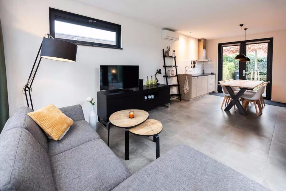 TV and multimedia, Living room, Seating area, Dining area