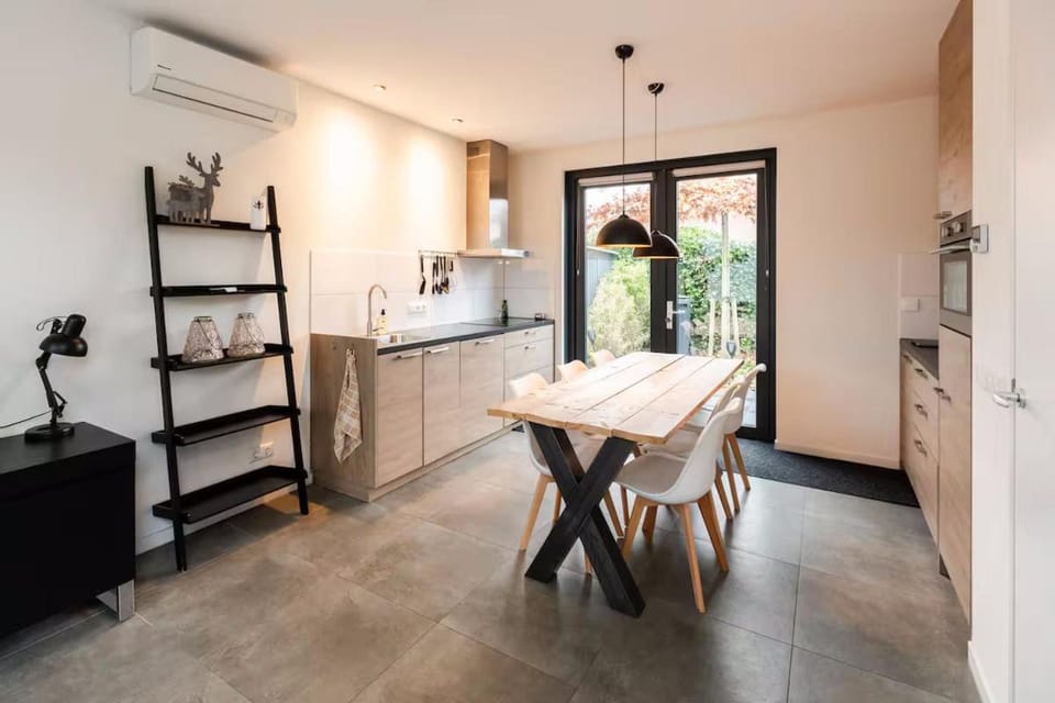 Kitchen or kitchenette, Dining area, oven
