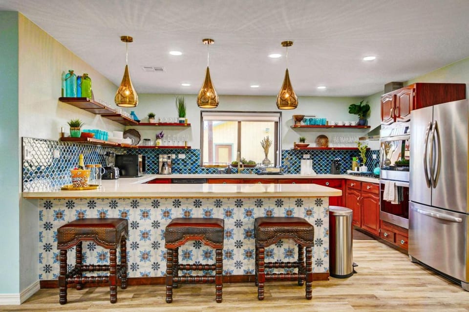Buddha Mansion Compound - Pickle Ball - Basket ball - Pool - Hot Tub - Sauna Game Room and much more House in North Las Vegas