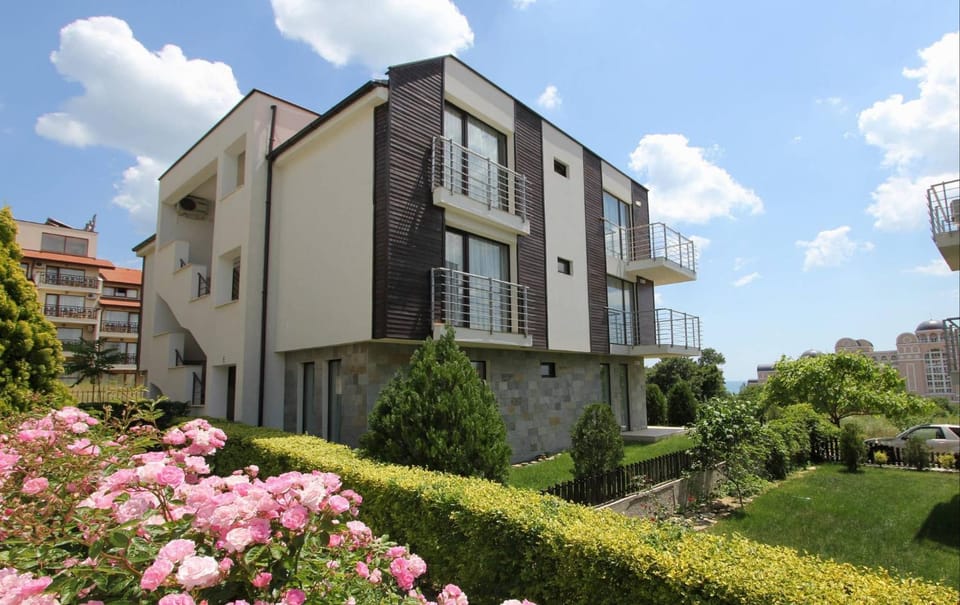 Property building, Patio, Garden, acessibility