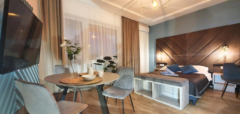 Photo of the whole room, Seating area
