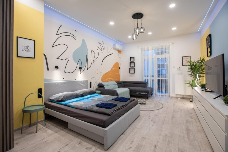 Communal lounge/ TV room, Bed, Living room
