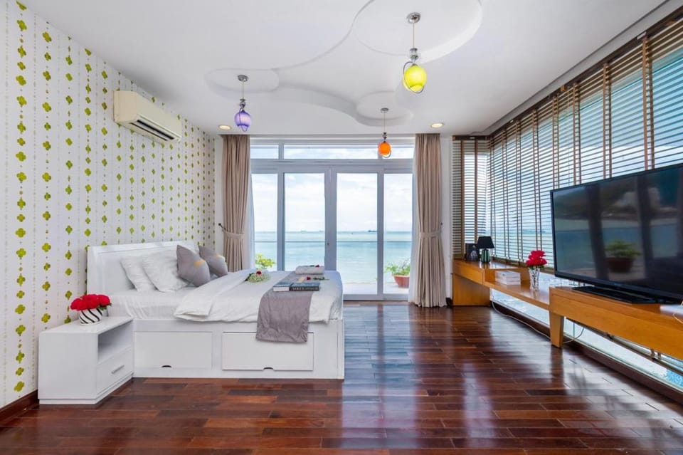 Palm Villa 23 (Beachfront Pool Villa Vung Tau with an Ocean view and Karaoke, Billards) Villa in Vung Tau