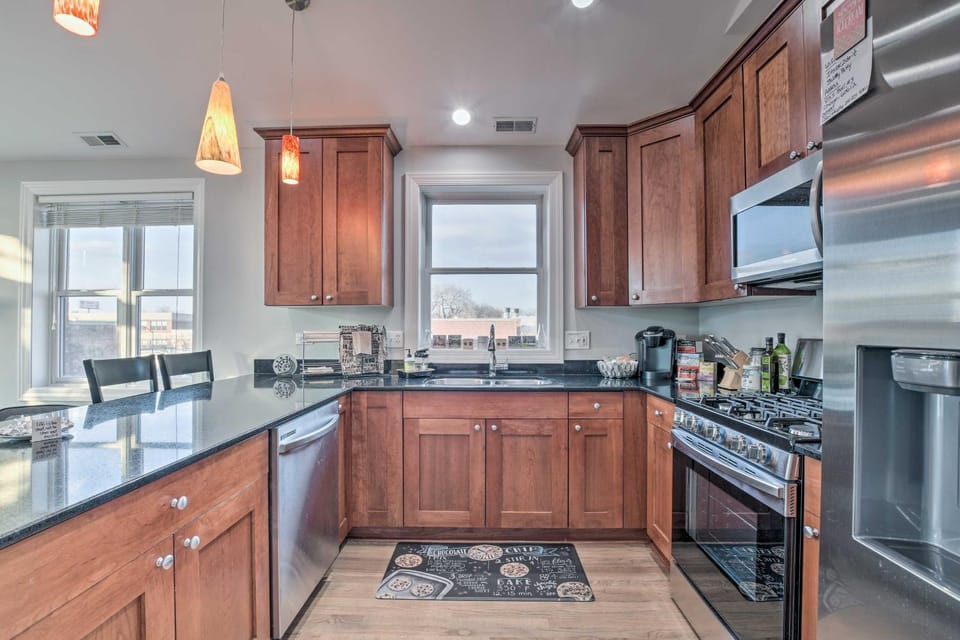 Chicago Condo w/ Balcony: Walk to CTA Stations! House in Chicago