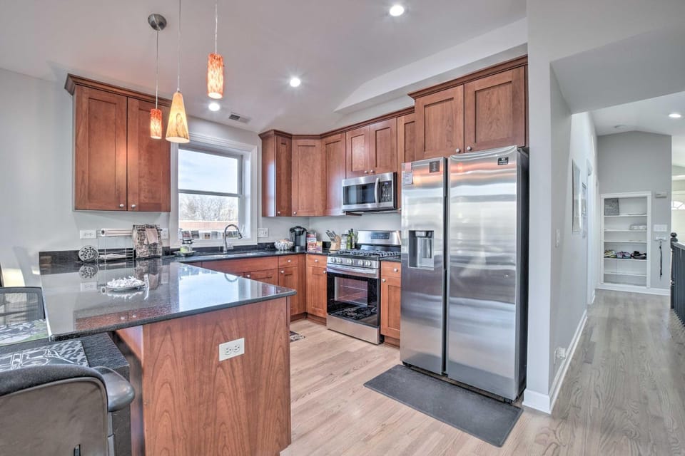 Chicago Condo w/ Balcony: Walk to CTA Stations! House in Chicago