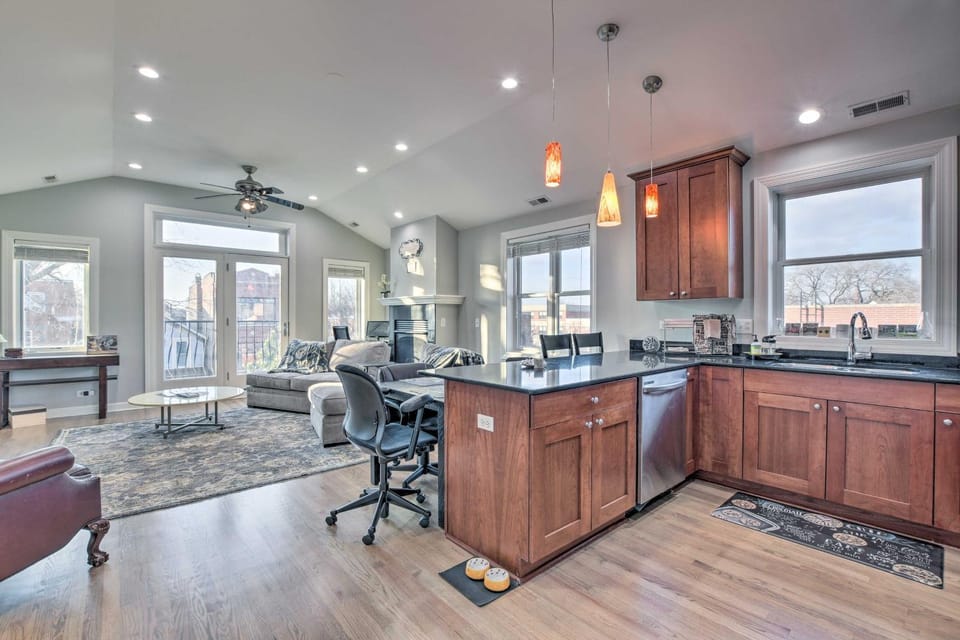 Chicago Condo w/ Balcony: Walk to CTA Stations! House in Chicago