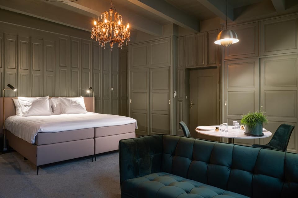 Bed, Living room, Photo of the whole room, Seating area, Bedroom