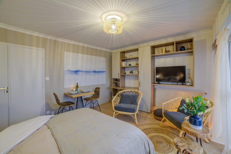 Communal lounge/ TV room, TV and multimedia, Living room, Photo of the whole room, Seating area, Dining area