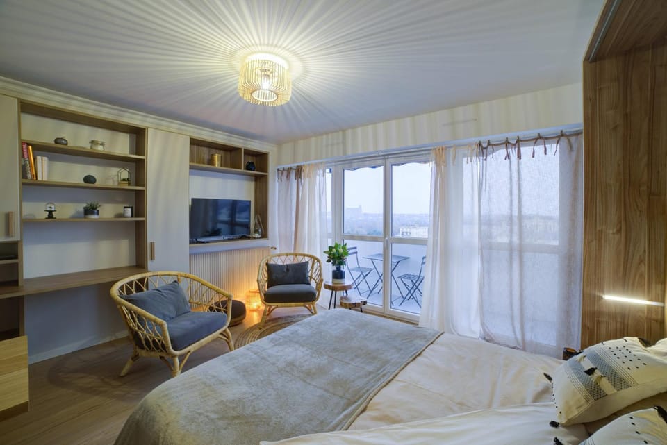 Communal lounge/ TV room, Bed, Seating area