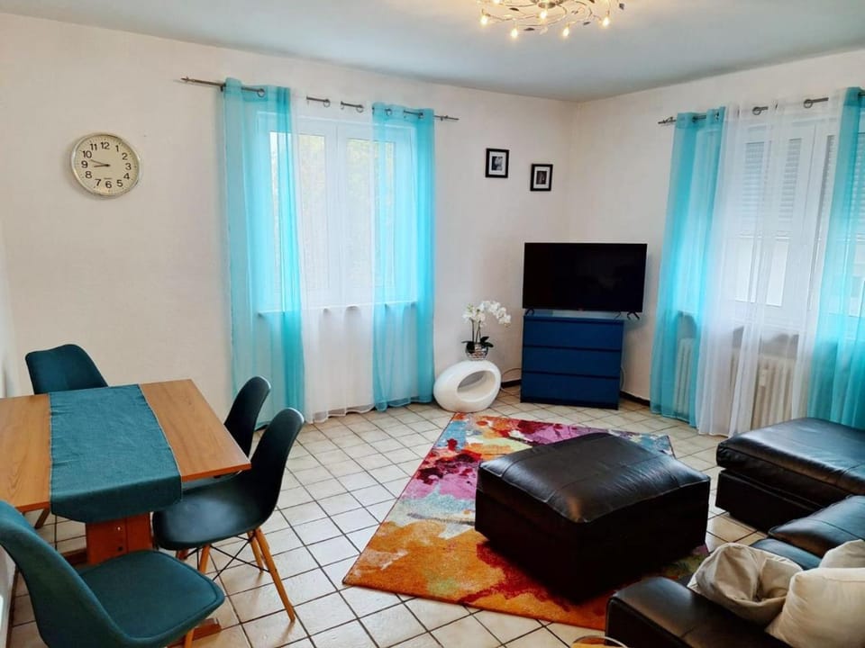 TV and multimedia, Living room, Seating area, Dining area