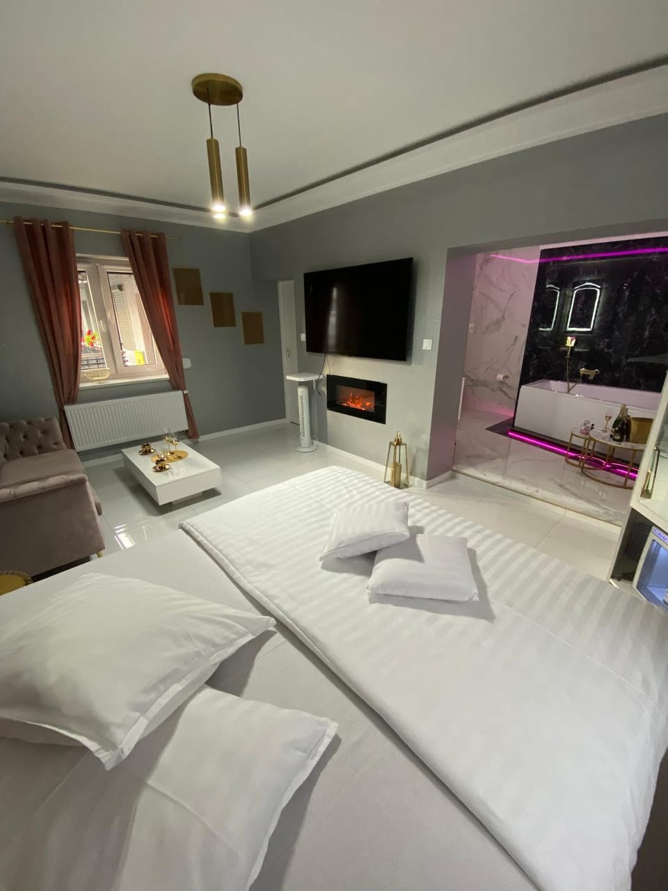 Communal lounge/ TV room, Bed, TV and multimedia, Coffee/tea facilities, Photo of the whole room, Seating area, Bedroom, fireplace, flat iron, oven, wardrobe