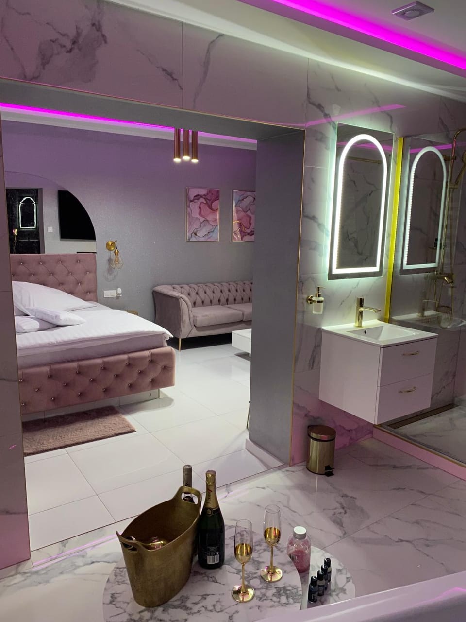 Bed, Bathroom, Living room, Seating area, Bedroom, Drinks, Alcoholic drinks, heating