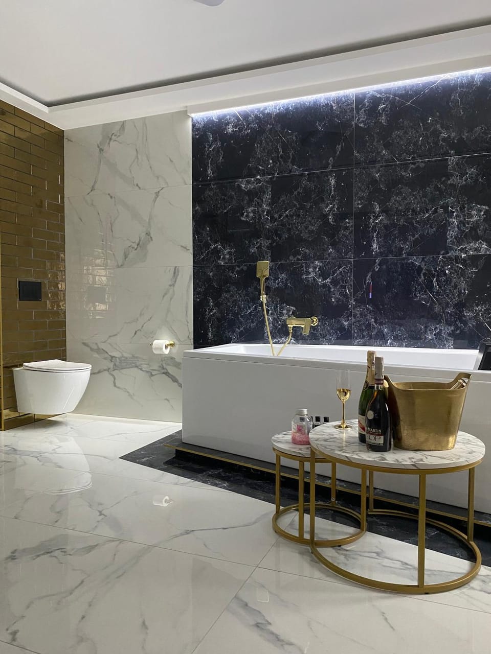 Bathroom, Drinks, Alcoholic drinks, Bath