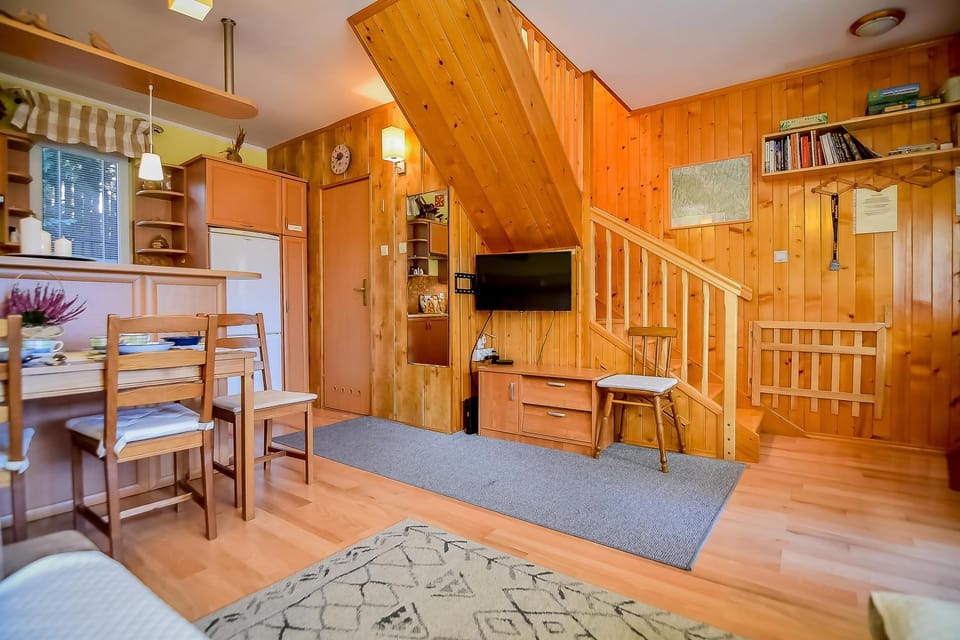 TV and multimedia, Kitchen or kitchenette, Living room, Seating area, Dining area