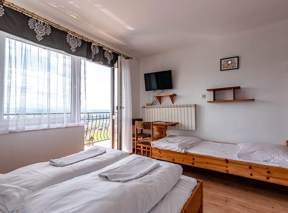 Bed, TV and multimedia, Photo of the whole room, Bedroom, internet, towels