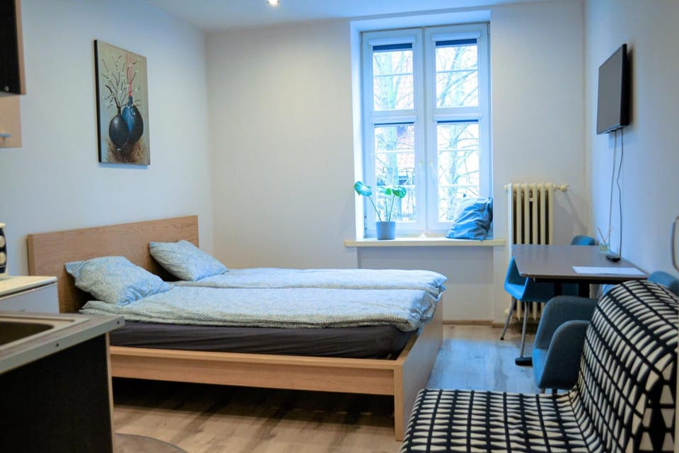 Bed, TV and multimedia, Bedroom