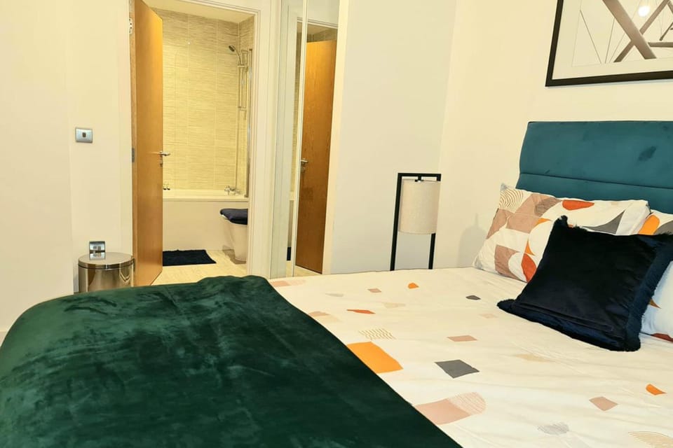 2 Bed Apartment Sleeps 4 with Free Parking Apartment in Salford