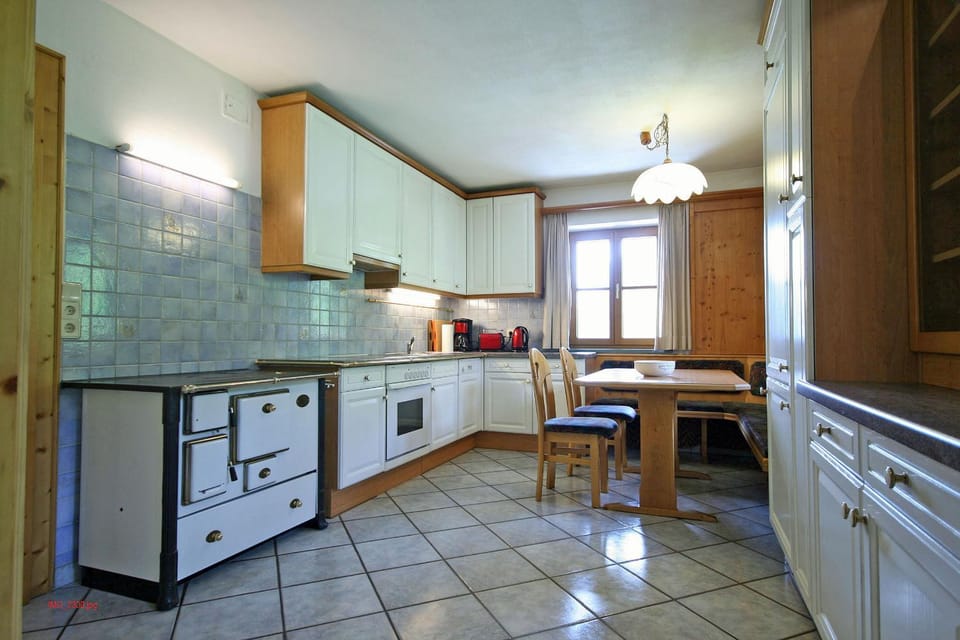 Kitchen or kitchenette, Seating area, Dining area