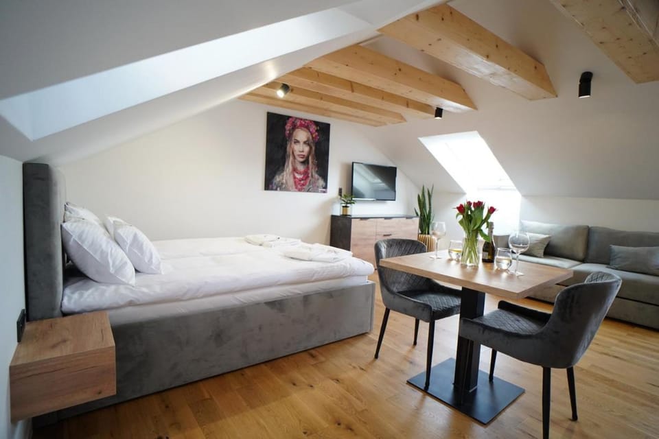 Bed, Living room, Photo of the whole room, Seating area, Dining area, Bedroom