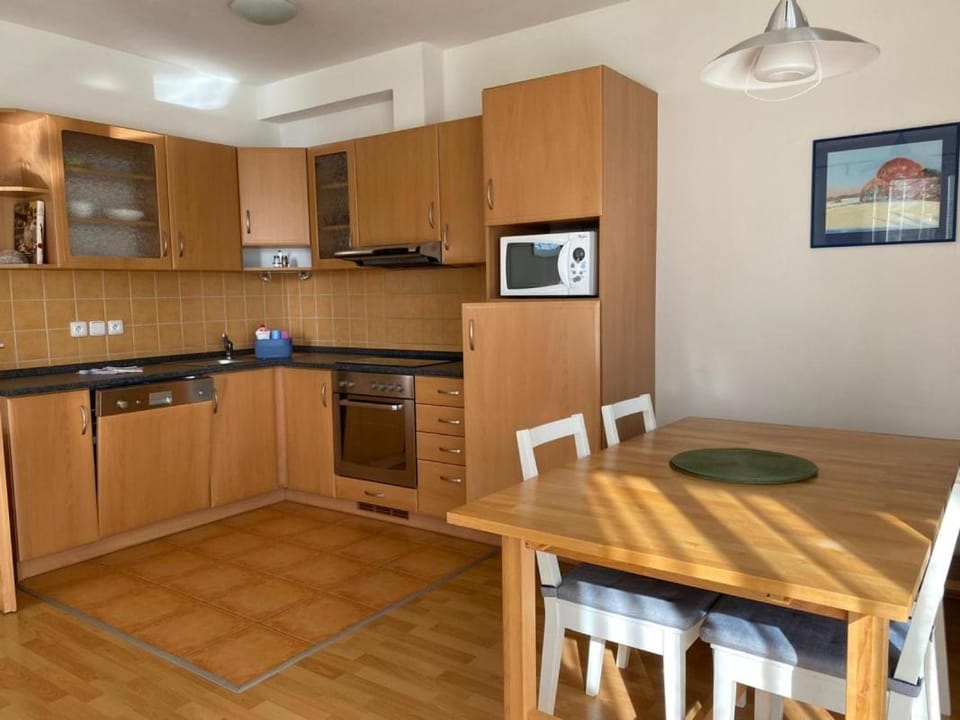 Kitchen or kitchenette, Dining area, dishwasher, minibar, oven, pet friendly, stove